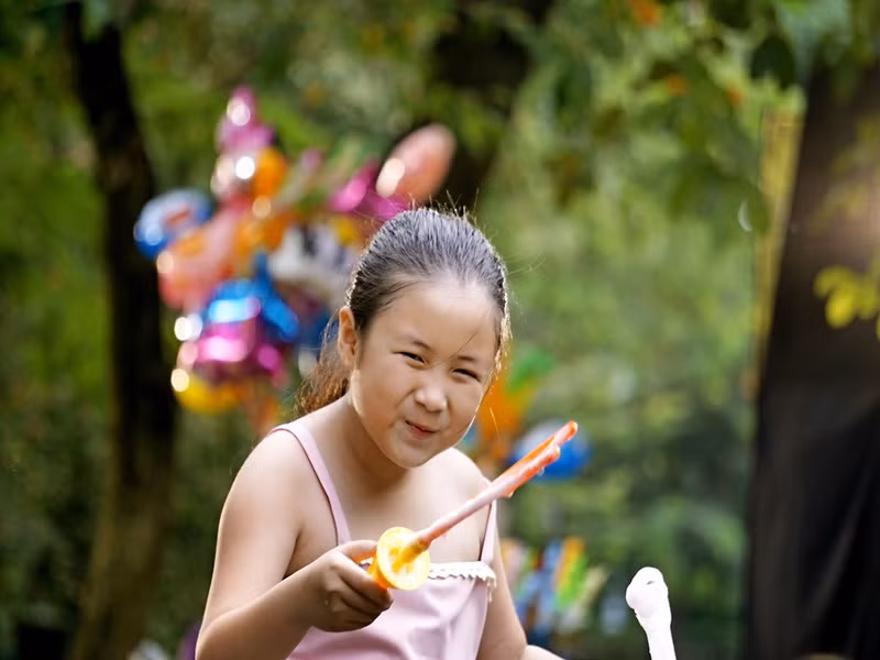 Bé Ngân Chi (đảm nhận vai bé Bù Tọt trong “Bố già”) đoạt giải Nữ diễn viên phụ xuất sắc tại Liên hoan phim Việt Nam lần thứ 22.