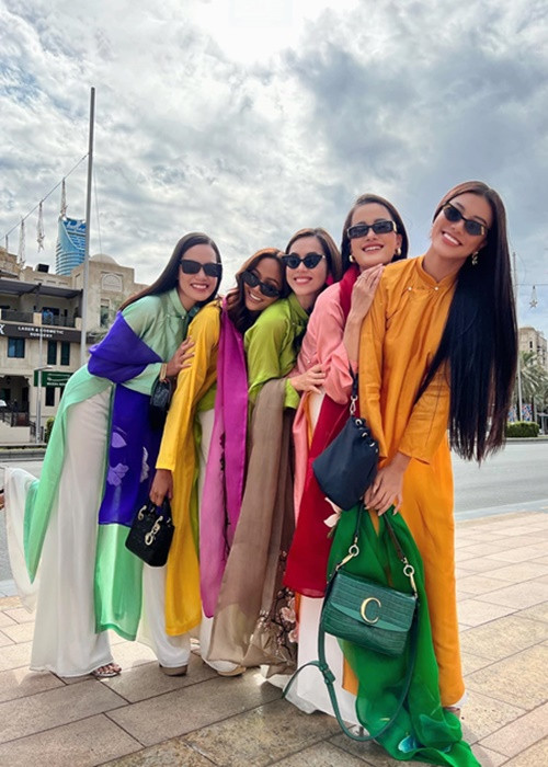Những người đi cùng đoàn với Kim Duyên như H’hen Niê, Hoàng My, CEO Trần Việt Bảo Hoàng, Mâu Thủy, Lệ Hằng tự theo dõi sức khỏe tại nhà 3 ngày sau khi Kim Duyên mắc COVID-19.