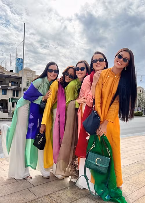 Những người đi cùng đoàn với Kim Duyên như H’hen Niê, Hoàng My, CEO Trần Việt Bảo Hoàng, Mâu Thủy, Lệ Hằng tự theo dõi sức khỏe tại nhà 3 ngày sau khi Kim Duyên mắc COVID-19.