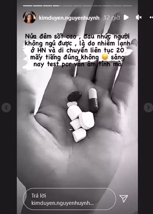 Trên trang cá nhân, Kim Duyên chia sẻ, cô bị sốt cao, đau nhức người vào nửa đêm.