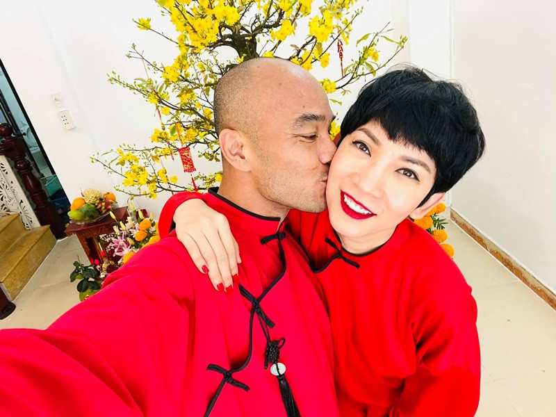 Ông xã của Xuân Lan sinh năm 1975, hơn nữ người mẫu 3 tuổi. Anh sở hữu vẻ ngoài nam tính với body săn chắc. Xuân Lan và Ngọc Lâm được khen xứng đôi.