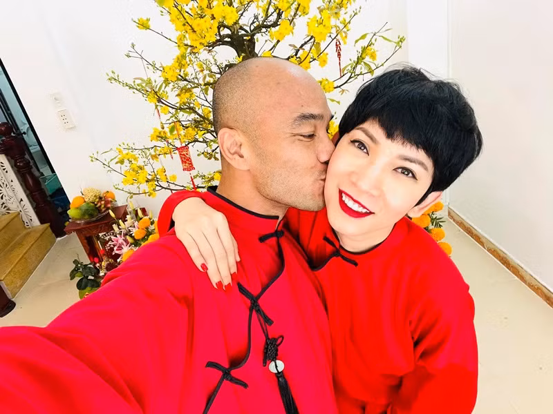 Ông xã của Xuân Lan sinh năm 1975, hơn nữ người mẫu 3 tuổi. Anh sở hữu vẻ ngoài nam tính với body săn chắc. Xuân Lan và Ngọc Lâm được khen xứng đôi.