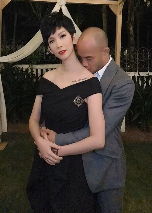 Trong bữa tiệc kỷ niệm 1 năm ngày cưới, cặp đôi liên tục tình tứ.