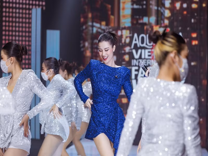 Đông Nhi không dựa dẫm vào gia đình chồng giàu có. Sau một thời gian sinh con, cô đi hát trở lại.