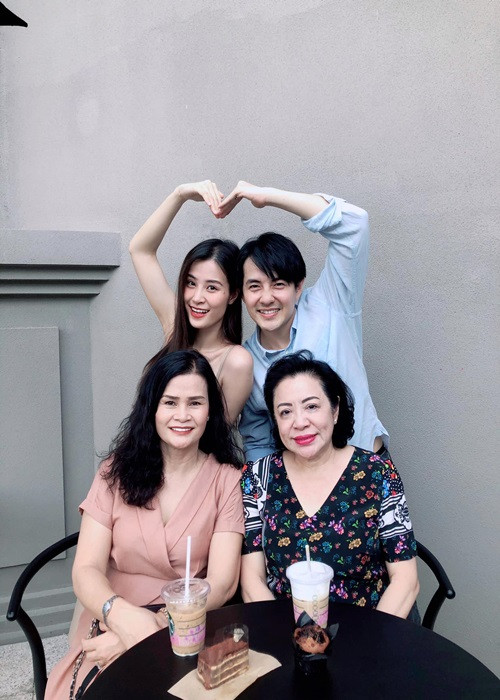 Ông Cao Thắng là thiếu gia của một tập đoàn nhựa có tiếng nên sau khi lấy nam ca sĩ, Đông Nhi có cuộc sống hào môn.