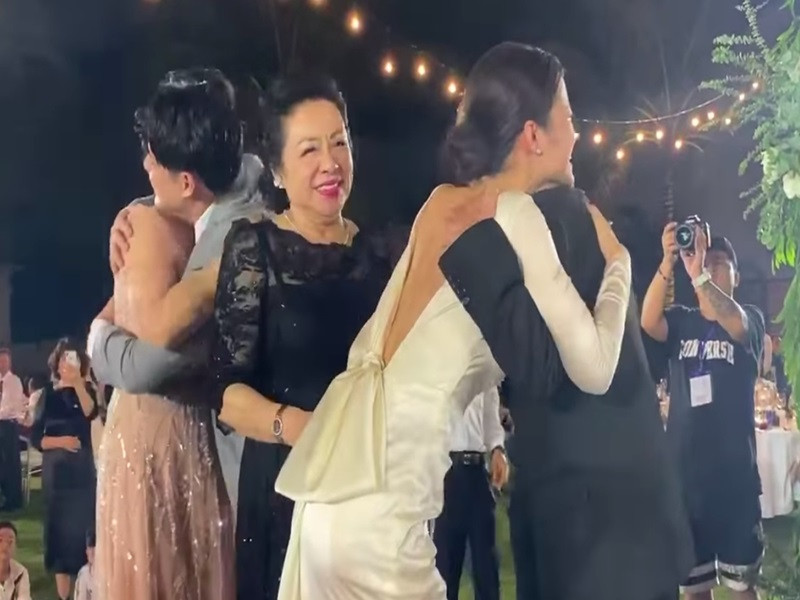 Trong đám cưới, bố mẹ của Ông Cao Thắng xúc động ôm chầm lấy Đông Nhi.
