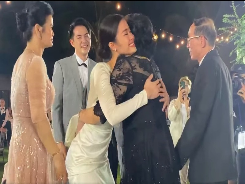 Theo những người có mặt trong lễ ăn hỏi, gia đình Ông Cao Thắng đã phát biểu: "Cảm ơn anh chị nhà gái đã sinh thành và giáo dưỡng để chúng tôi may mắn có được đứa con dâu tuyệt vời như hiện tại".