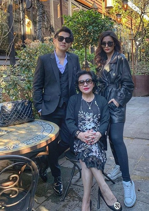 Đông Nhi thi thoảng đăng ảnh mẹ chồng.