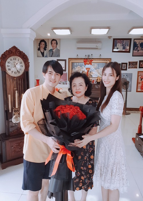 Nữ ca sĩ khoe ảnh bên mẹ chồng dịp sinh nhật.