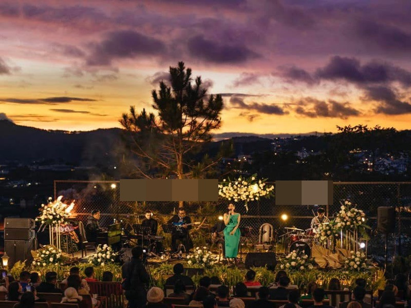 Lệ Quyên đang ở Đà Lạt. Khi nữ ca sĩ đi hát, Lâm Bảo Châu là người tháp tùng. Ảnh: FB Lệ Quyên