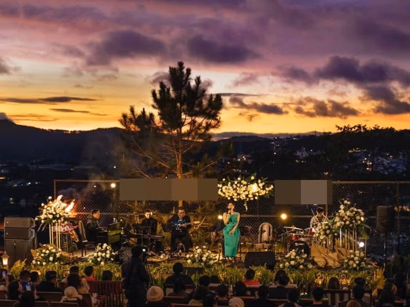 Lệ Quyên đang ở Đà Lạt. Khi nữ ca sĩ đi hát, Lâm Bảo Châu là người tháp tùng. Ảnh: FB Lệ Quyên