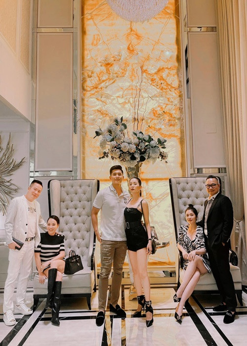 Cách ít đây ít ngày, Lệ Quyên khoe ảnh tình tứ bên Lâm Bảo Châu tại biệt thự mới. Ảnh: FB Lệ Quyên