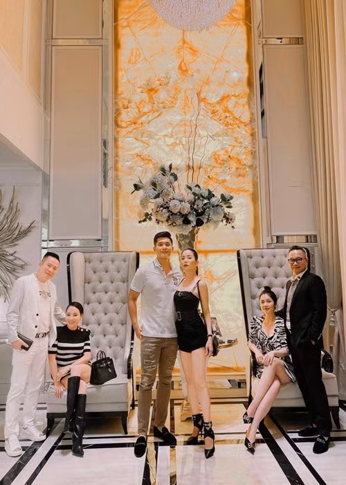 Cách ít đây ít ngày, Lệ Quyên khoe ảnh tình tứ bên Lâm Bảo Châu tại biệt thự mới. Ảnh: FB Lệ Quyên