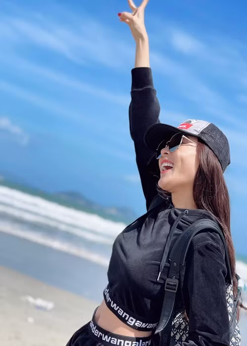 Ngoài thiết kế bó sát, bà mẹ một con chuộng mặc áo crop-top để khoe eo con kiến.