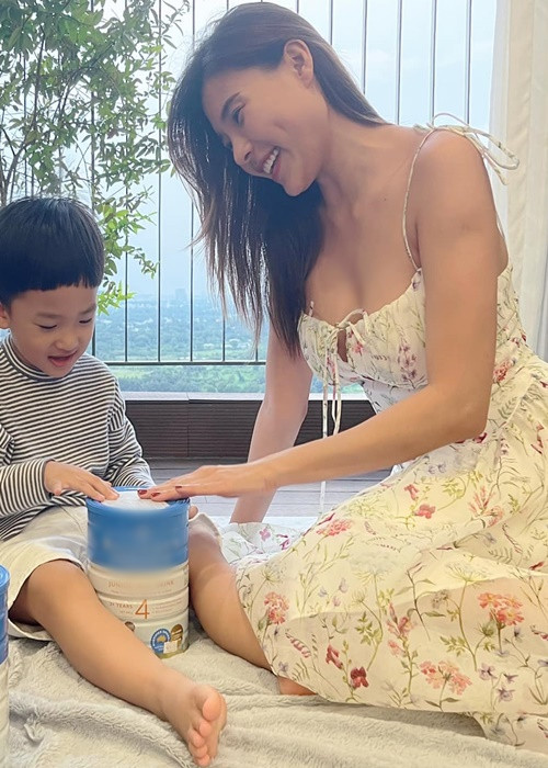 Thúy Diễm hút mắt người đối diện nhờ vòng một căng đầy gợi cảm. Nữ diễn viên thừa nhận sau khi sinh con, do vòng một xập xệ, cô quyết định nâng ngực.