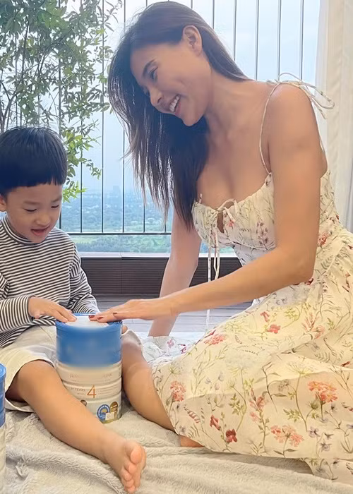 Thúy Diễm hút mắt người đối diện nhờ vòng một căng đầy gợi cảm. Nữ diễn viên thừa nhận sau khi sinh con, do vòng một xập xệ, cô quyết định nâng ngực.