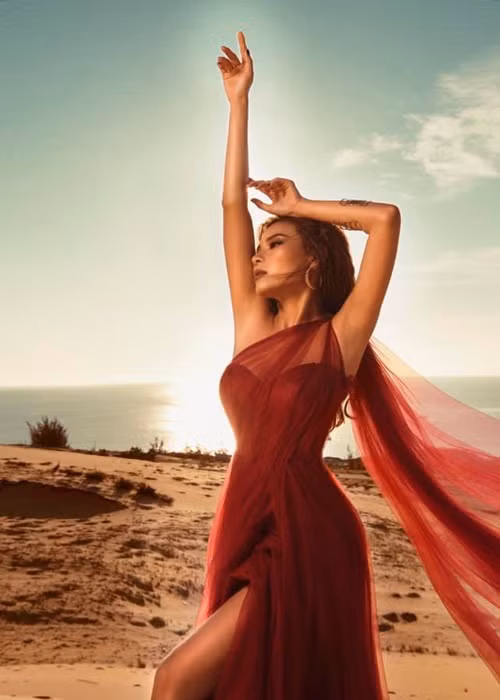 Thúy Diễm chăm làm mới hình ảnh. Cô thử nhiều phong cách thời trang từ dịu dàng, kín đáo đến cá tính, quyến rũ.