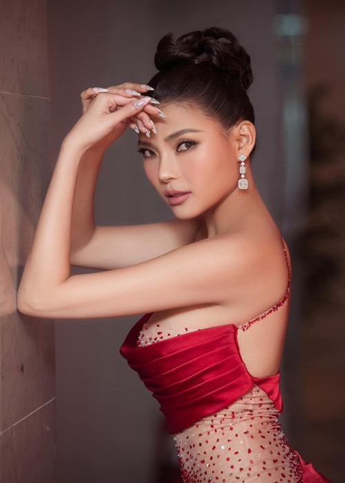 Người đẹp 36 tuổi tự tin diện váy áo quyến rũ sau khi dao kéo.