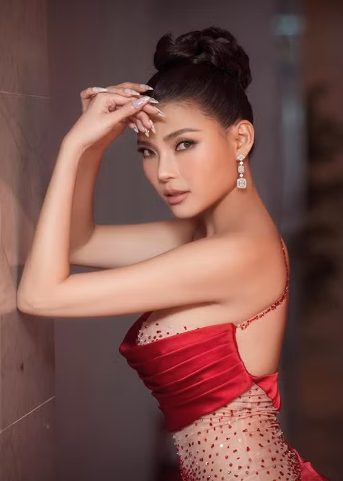 Người đẹp 36 tuổi tự tin diện váy áo quyến rũ sau khi dao kéo.