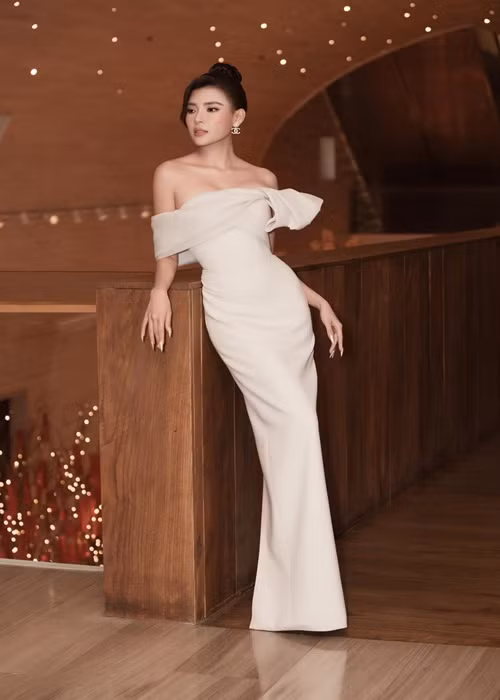 Thúy Diễm sở hữu vòng eo nhỏ nhắn.