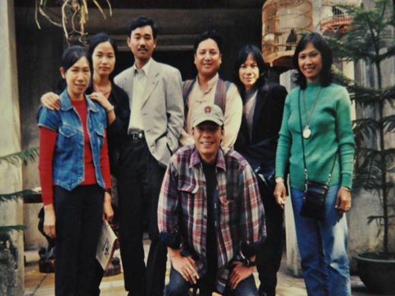 Đạo diễn Trần Lực khoe ảnh bên Quốc Khánh ở hậu trường đóng phim "Tết này ai đến xông nhà" năm 2001. Ảnh: FB đạo diễn Trần Lực