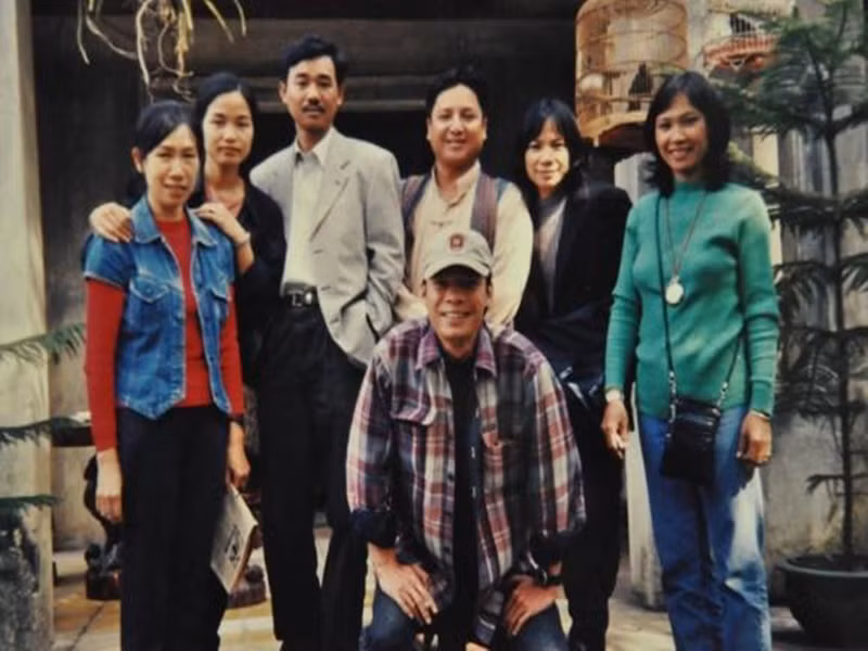 Đạo diễn Trần Lực khoe ảnh bên Quốc Khánh ở hậu trường đóng phim "Tết này ai đến xông nhà" năm 2001. Ảnh: FB đạo diễn Trần Lực