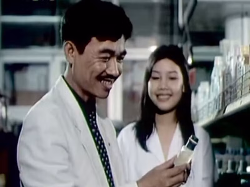 Quốc Khánh vào vai chàng kỹ sư Thi trong "Tết này ai đến xông nhà". Ảnh: Dân Việt