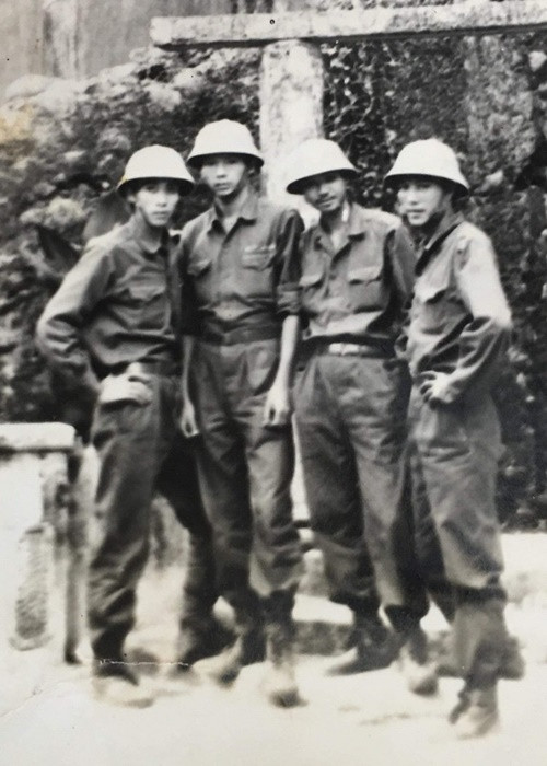 "Ngọc Hoàng" Quốc Khánh sinh năm 1962. Ngày trẻ, anh có thân hình gầy gò. Trong ảnh, Quốc Khánh bên 3 nghệ sĩ Trọng Trinh, Trung Anh và Đỗ Kỷ ngày cầm súng bảo vệ biên giới phía Bắc. Nghệ sĩ Trung Anh chia sẻ trên Dân Việt, ngày nhập ngũ, anh và nghệ sĩ Đỗ Kỷ 21 tuổi, nghệ sĩ Trọng Trinh 25 tuổi, nghệ sĩ Quốc Khánh 20 tuổi. Ảnh: Dân Việt