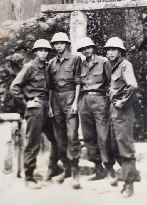 "Ngọc Hoàng" Quốc Khánh sinh năm 1962. Ngày trẻ, anh có thân hình gầy gò. Trong ảnh, Quốc Khánh bên 3 nghệ sĩ Trọng Trinh, Trung Anh và Đỗ Kỷ ngày cầm súng bảo vệ biên giới phía Bắc. Nghệ sĩ Trung Anh chia sẻ trên Dân Việt, ngày nhập ngũ, anh và nghệ sĩ Đỗ Kỷ 21 tuổi, nghệ sĩ Trọng Trinh 25 tuổi, nghệ sĩ Quốc Khánh 20 tuổi. Ảnh: Dân Việt