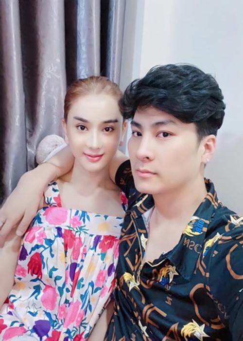 Gần đây, chia sẻ trên Ngôi sao, Phi Hùng tiết lộ mối quan hệ với vợ cũ: "Tôi và Chi hiện xem nhau như bạn bè tri kỷ, vẫn rất thân thiết dù không còn là vợ chồng". Ngoài ra, anh còn khoe bố mẹ Lâm Khánh Chi vẫn thương, đối xử với anh như lúc anh và Lâm Khánh Chi còn chung sống.