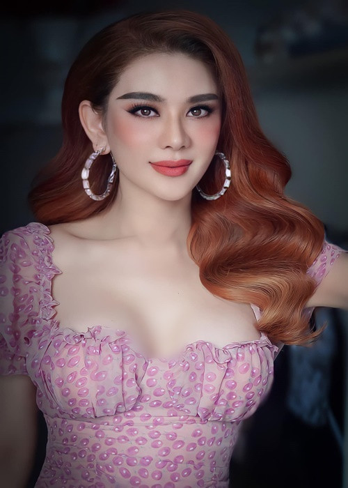 Hậu ly hôn, Lâm Khánh Chi liên tục khoe ảnh xinh đẹp. Ngoài ra, cô còn thường xuyên chia sẻ quan điểm về phụ nữ, hôn nhân gia đình.