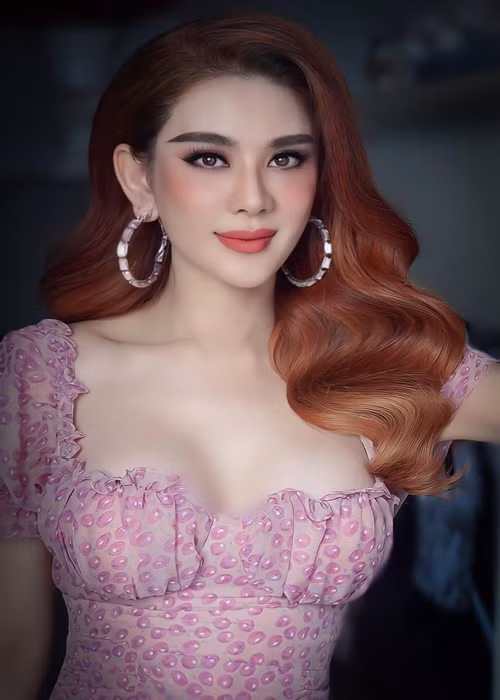 Hậu ly hôn, Lâm Khánh Chi liên tục khoe ảnh xinh đẹp. Ngoài ra, cô còn thường xuyên chia sẻ quan điểm về phụ nữ, hôn nhân gia đình.