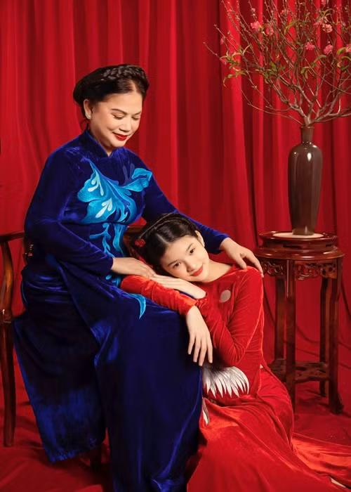 Từ ngày bố ruột của Trương Ngọc Ánh qua đời, bà Minh Phương đã vào TP HCM để sinh sống cùng con cháu. Hiện tại ngoài phụ giúp con cái quán xuyến việc nhà cửa, bà còn rất thích làm từ thiện và thường xuyên cùng Trương Ngọc Ánh tham gia các hoạt động giúp đỡ những mảnh đời khó khăn.