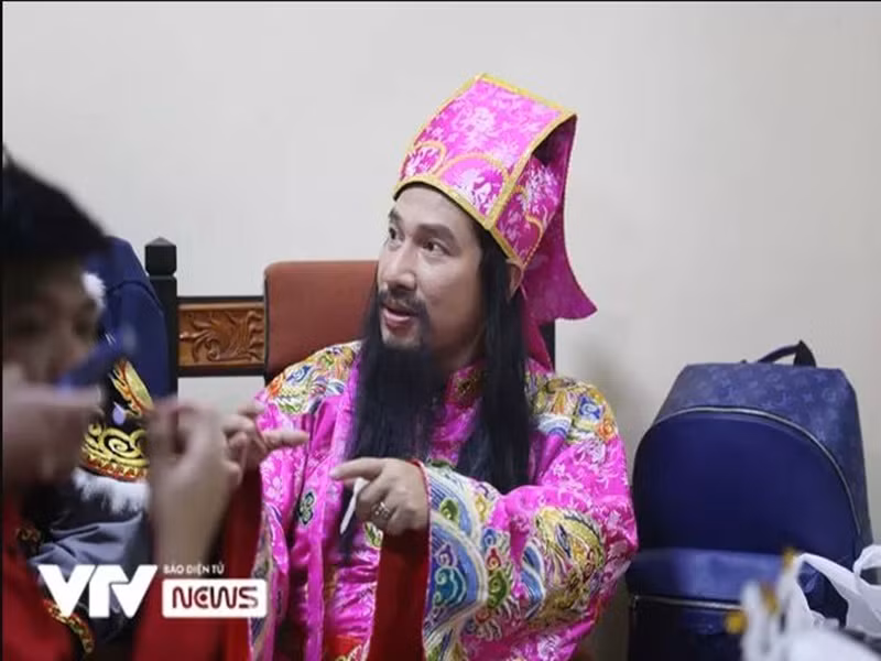 Nghệ sĩ Quang Thắng tham gia buổi ghi hình đầu tiên của Táo Quân 2022 vào tối ngày 15/1. Nhân vật của anh có bộ râu dài. Ảnh: VTV