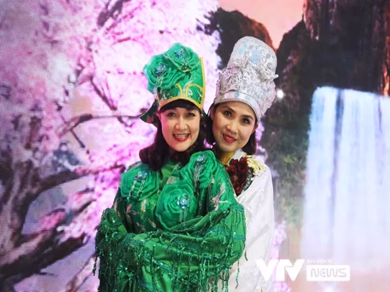 "Táo bà" Vân Dung mặc áo chầu màu xanh gắn hoa. Ảnh: VTV