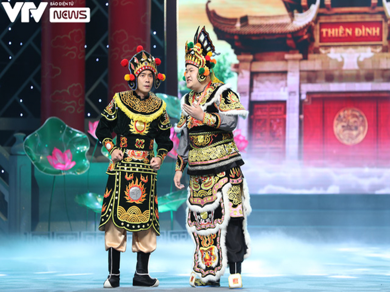 Dũng Hớn và Việt Bắc mặc trang phục thiên lôi. Ảnh: VTV