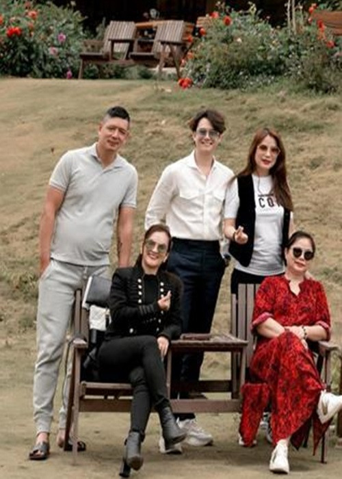 Cuối tháng 6/2021, Trương Ngọc Ánh vướng tin đồn mang bầu sau khi để lộ thân hình mũm mĩm cùng vòng hai to bất thường trong bức ảnh chụp bên gia đình và nhóm bạn thân được Hà Kiều Anh đăng tải trên mạng xã hội. Ảnh: Vietnamnet