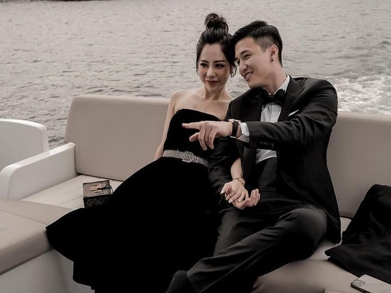 Huỳnh Anh cầu hôn MC Bạch Lan Phương vào tháng 2/2021. Bạn bè, đồng nghiệp đều thúc giục cặp đôi này về chung một nhà.