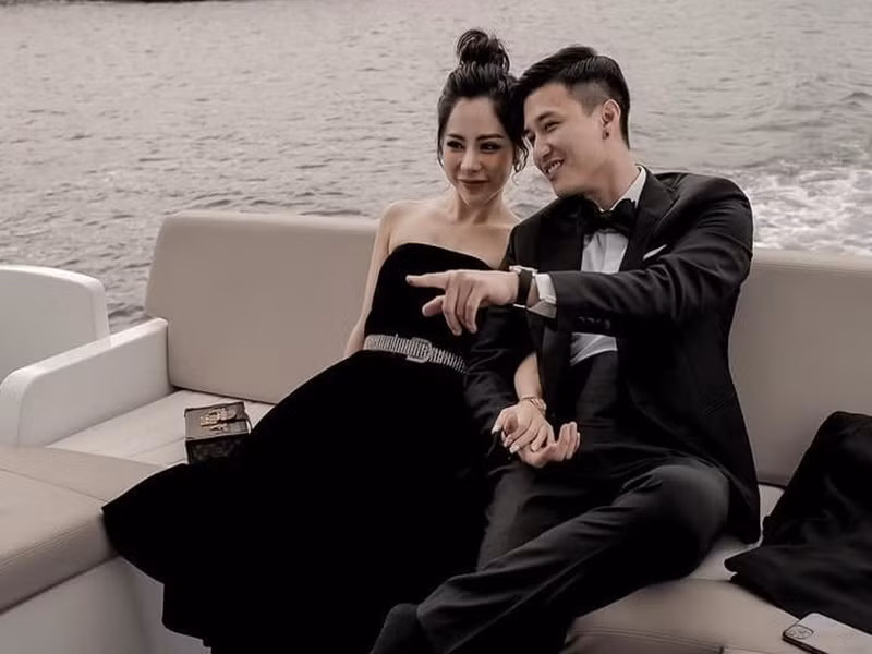 Huỳnh Anh cầu hôn MC Bạch Lan Phương vào tháng 2/2021. Bạn bè, đồng nghiệp đều thúc giục cặp đôi này về chung một nhà.