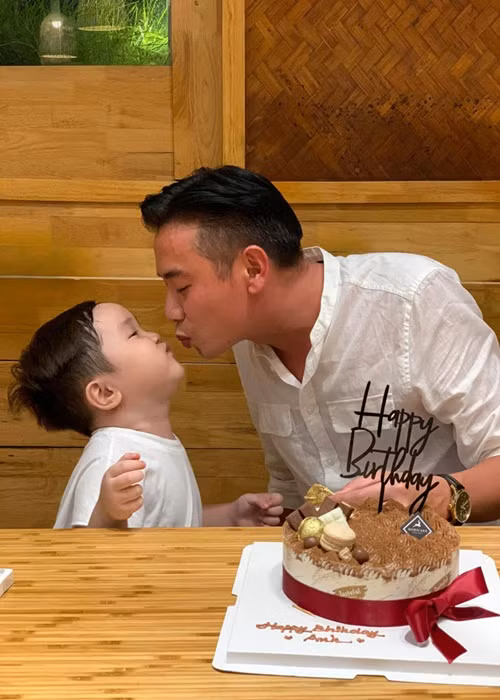 Nam diễn viên trẻ đóng Táo Quân thường xuyên khoe ảnh bên con trai. Ảnh: Nhịp sống Việt