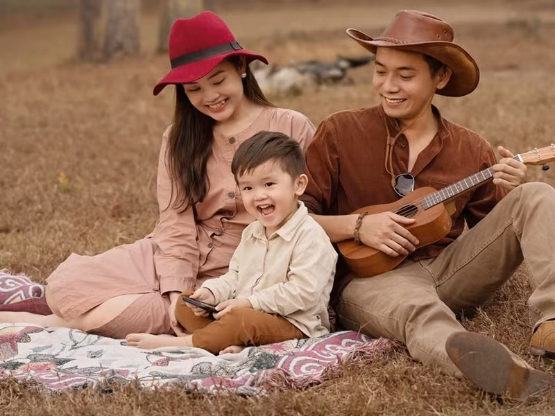 Sau khi kết hôn, Việt Bắc ở rể 2 năm. Trong khoảng thời gian này, anh hỗ trợ bố vợ kinh doanh nghề kính mắt, bất động sản, nuôi chim yến. Ảnh: FB Việt Bắc