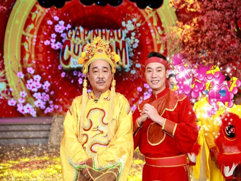 Năm 2014, anh đóng vai doanh nghiệp hộ tống Táo Kinh tế lên chầu Ngọc Hoàng. Năm 2018, Việt Bắc đóng một vai trong đội BOT ở thiên đình và nổi tiếng với câu: "Một nghìn một miếng cu đơ. Hai nghìn hai miếng cu đơ một nghìn". Nam diễn viên còn tham gia Táo Quân 2021. Ảnh: FB Việt Bắc