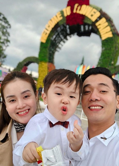 Bà xã của Việt Bắc tên Xuân Phương. Cô kém nam diễn viên 8 tuổi, là người Rạch Giá, Kiên Giang. Ảnh: Dân Trí