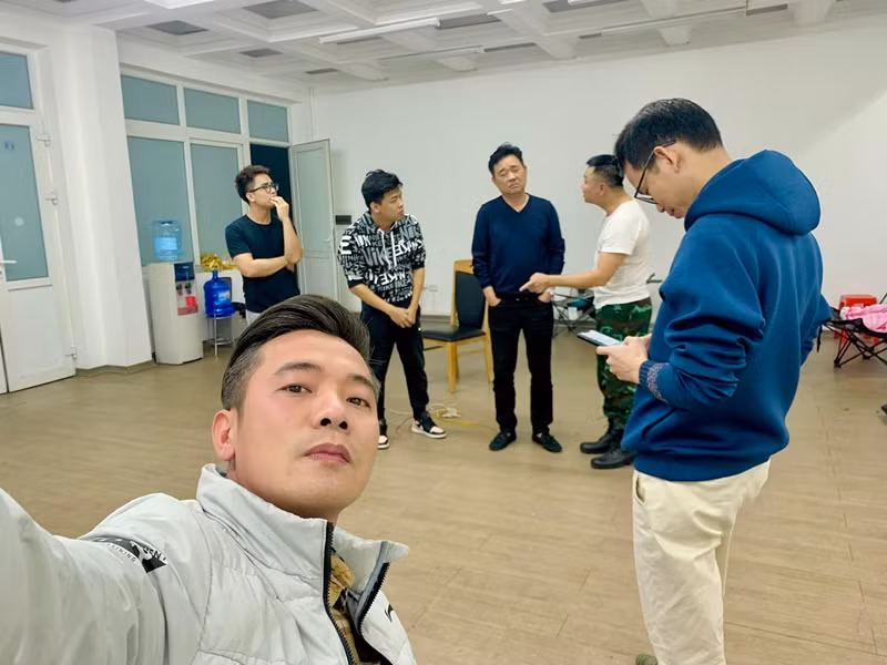 Gần đây, Việt Bắc thường xuyên chia sẻ hình ảnh ở hậu trường tập luyện Táo Quân 2022. Nam diễn viên không ít lần góp mặt trong chương trình này. Ảnh: FB Việt Bắc