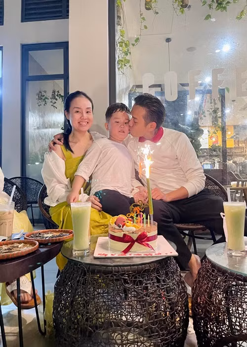 Nam diễn viên giúp vợ chăm sóc con mỗi khi rảnh rỗi. Ảnh: FB Việt Bắc