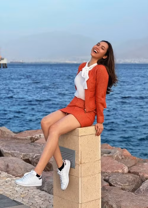 Những người đi cùng đoàn với Kim Duyên và Hoàng My gồm Hoa hậu H’hen Niê, CEO Trần Việt Bảo Hoàng, Mâu Thủy, Lệ Hằng đang tự theo dõi sức khỏe tại nhà.