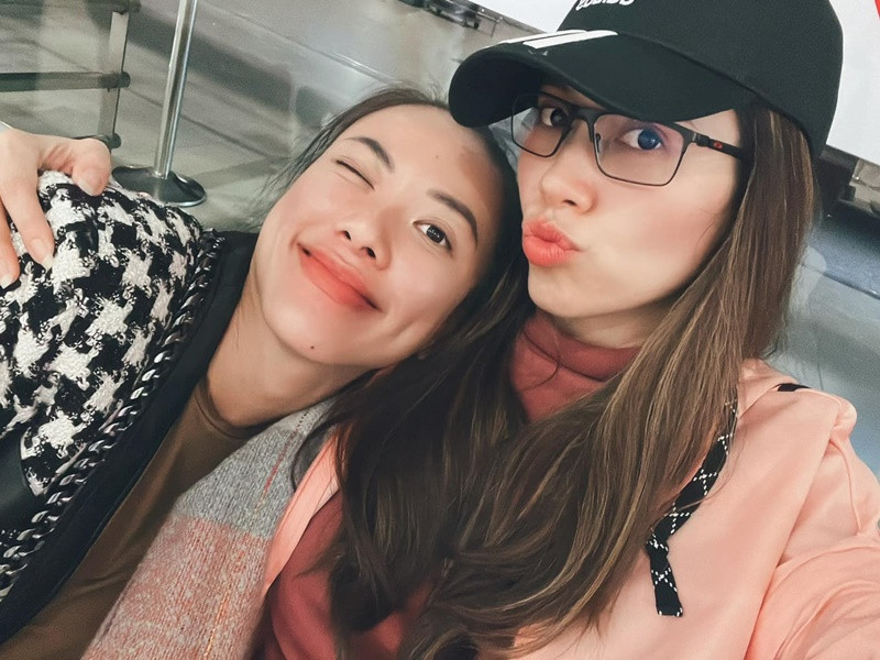 Hoàng My còn hài hước bắt trend "Mang tiền về cho mẹ" khi thông báo mắc COVID-19. “Không mang tiền về cho mẹ /Không mang tiền về cho mẹ/Lại đi mang bầu về cho mẹ”, Hoàng My viết.