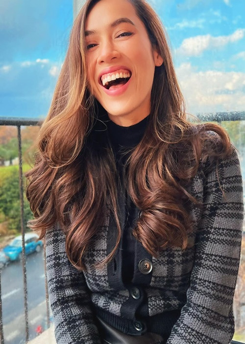 Hoàng My chia sẻ trên Zing: "Sau khi trở về từ Israel, tôi tự cách ly tại nhà, không tiếp xúc với ai. Khi Kim Duyên mắc COVID-19, tôi cũng chuẩn bị trước tinh thần. Đến tối 5/1, tôi bắt đầu có các triệu chứng như mệt mỏi trong người, nghẹt mũi, phải uống hạ sốt. Sáng nay, tôi xét nghiệm và phát hiện mắc COVID-19".