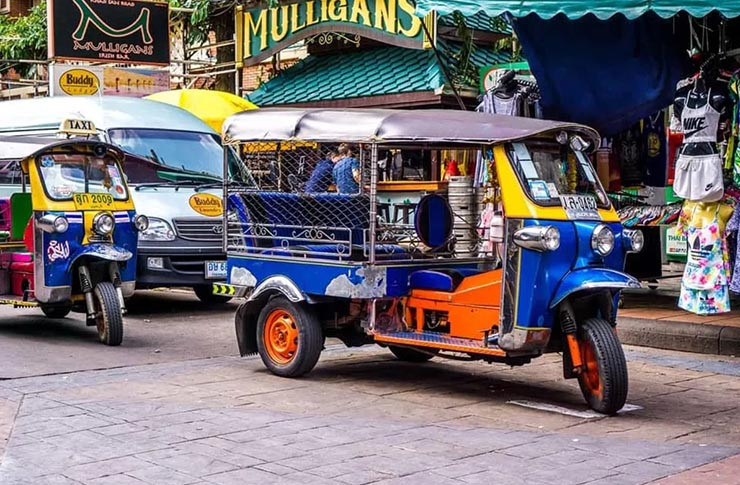 11. Đừng tin tưởng vào tài xế xe tuk-tuk. Một số tài xế xe tuk-tuk sẽ cố gắng hét giá cao cho một chuyến đi ngắn. Những người khác sẽ nói rằng, nơi bạn đang đến đã bị đóng cửa và đưa bạn đến một loạt bẫy du lịch. Tệ hơn nữa, một số tài xế xe tuk-tuk sẽ đề nghị một chuyến đi giá rẻ nhưng họ sẽ chỉ đưa bạn đến một số cửa hàng đắt tiền, nơi bạn có thể bị quấy rối, ép mua thứ gì đó hoặc thậm chí bị đánh thuốc và bị cướp.