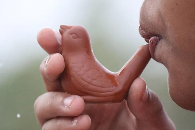 8. Đừng huýt sáo vào ban đêm. Có thể bạn không biết điều này nhưng có một tín ngưỡng của người Thái cho rằng tiếng huýt sáo vào ban đêm có thể triệu hồi linh hồn ma quỷ. Mọi người có thể lo lắng khi nghe thấy âm thanh này vào ban đêm.